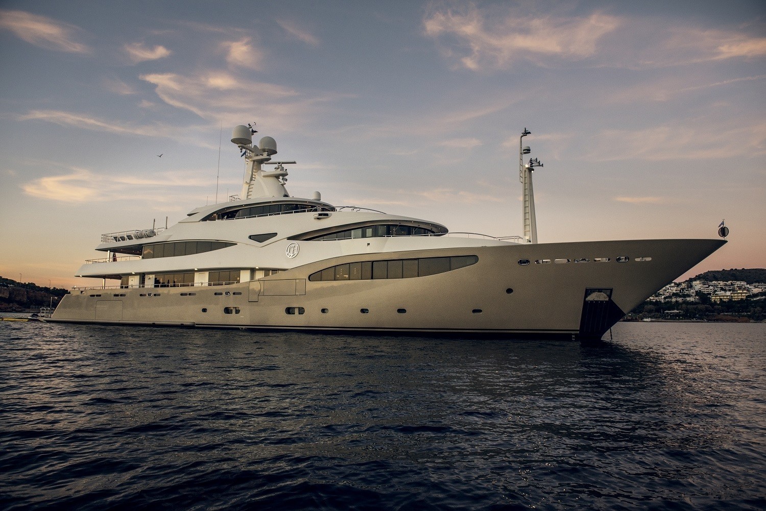 LIGHT HOLIC Yacht Charter Details, CRN CHARTERWORLD Luxury Superyachts